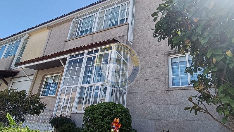 Foto 5cfcefeb-d363-40b5-92b5-eed89f90a25e. Casa adossada amb calefacció aparcament piscina a Vigo