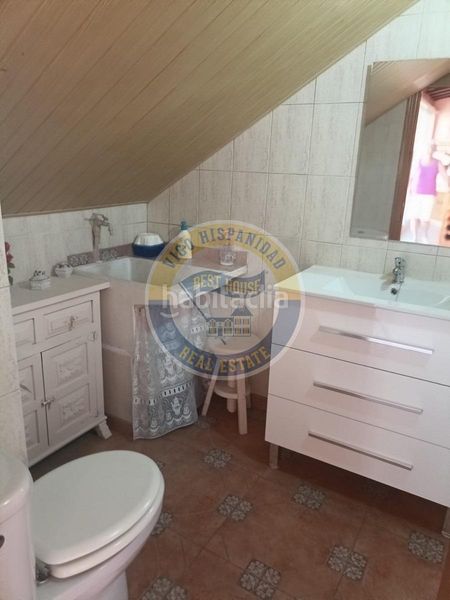 Foto 943222e8-9b3f-4689-93f4-903649620ad3. Casa adossada amb calefacció aparcament piscina a Vigo