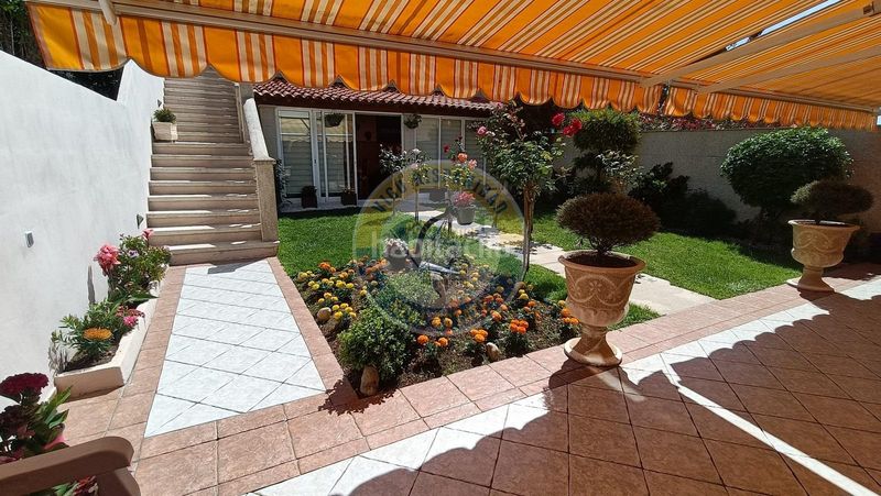 Foto 9e9e0255-2586-4746-a533-495bc5ce4976. Casa adossada amb calefacció aparcament piscina a Vigo