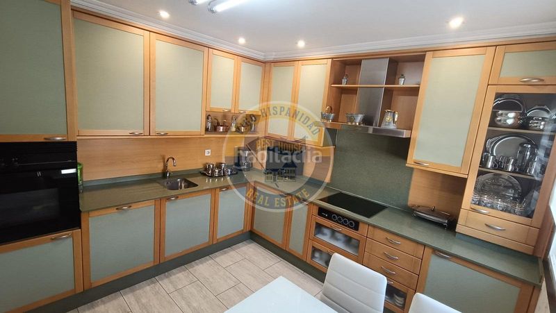 Foto b51c9335-4352-487d-89fb-b8ffa783929c. Casa adossada amb calefacció aparcament piscina a Vigo
