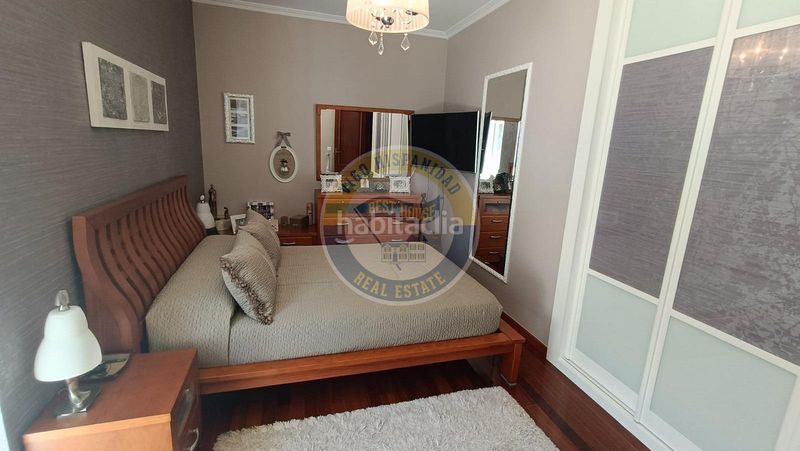 Foto dbdfb7ab-f431-4775-9fc6-0a87fa0b1f9f. Casa adossada amb calefacció aparcament piscina a Vigo