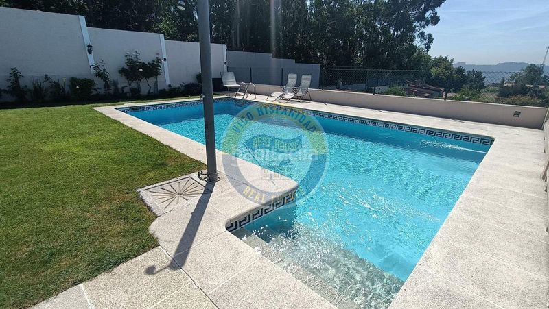 Foto e27d8c1e-3eae-494e-8231-37888e2106e0. Casa adossada amb calefacció aparcament piscina a Vigo