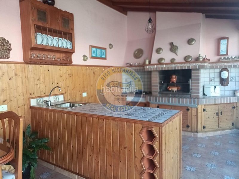Foto e2b0e6b7-fd51-4ea0-bbc3-039a1d9d8275. Casa adossada amb calefacció aparcament piscina a Vigo