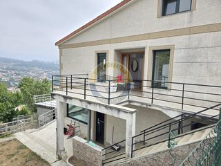 Miete Haus  Calle areeiro-lavadores. Casa de 3 dormitorios con finca, garaje y vistas despejadas
