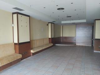 Lloguer Local Comercial a Avenida barrié de la maza 31. Local acondicionado como cafetería.