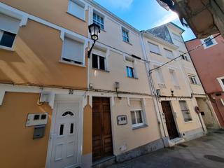 Casa adossada a Rúa atalaia 44. Casa en celeiro (viveiro)