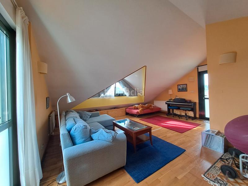 Foto a28a3b74-d1b2-47b4-9de6-ecd73d381950. Chalet chale con finca en Cambre