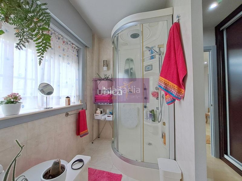 Foto e84b58ed-53b4-49df-b289-48c2e149b01e. Casa amb calefacció aparcament a Lavadores Vigo