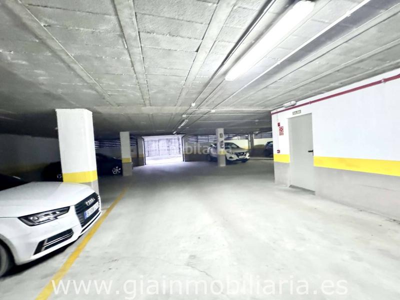 Foto affae316-838a-46de-8768-3b441864609d. Parking voiture dans o burgo 73 dans Baiona