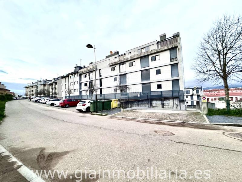 Foto da0db5c7-841a-4fd3-9bb3-6a7812c1ffd8. Parking voiture dans o burgo 73 dans Baiona