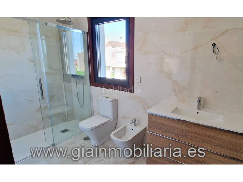 Foto f9d54cdf-0c0b-4f93-9fcc-f083c6bc81ab. Casa en puente romana 1 chatet obra nueva terminada en puente romano !! en Baiona