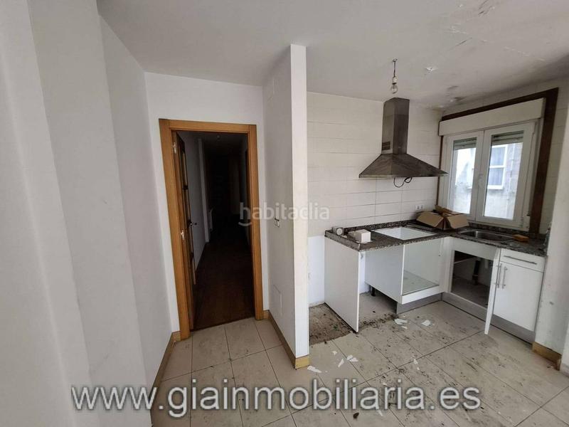 Foto 8d6b735c-ba4a-4ef0-a608-efe5d3f8be35. Edificio  sin terminar en su interior, con división horizontal !! en Vigo