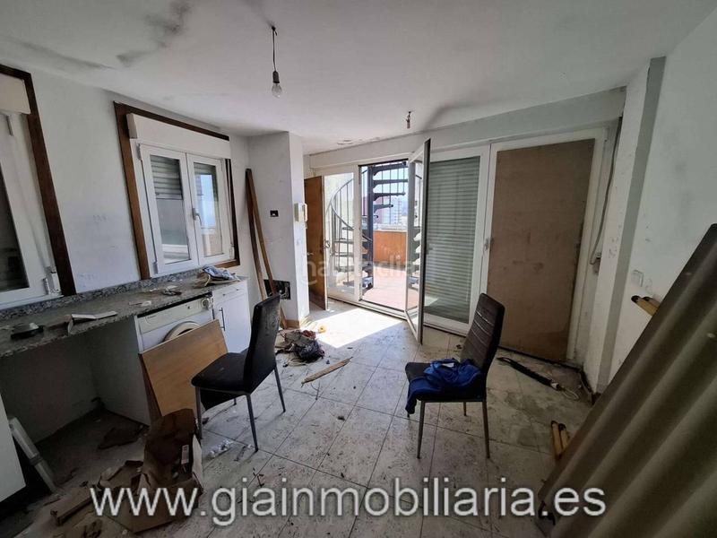 Foto ab5b1602-ee0f-4b5f-9e64-68ca8b0f8aa0. Edificio  sin terminar en su interior, con división horizontal !! en Vigo