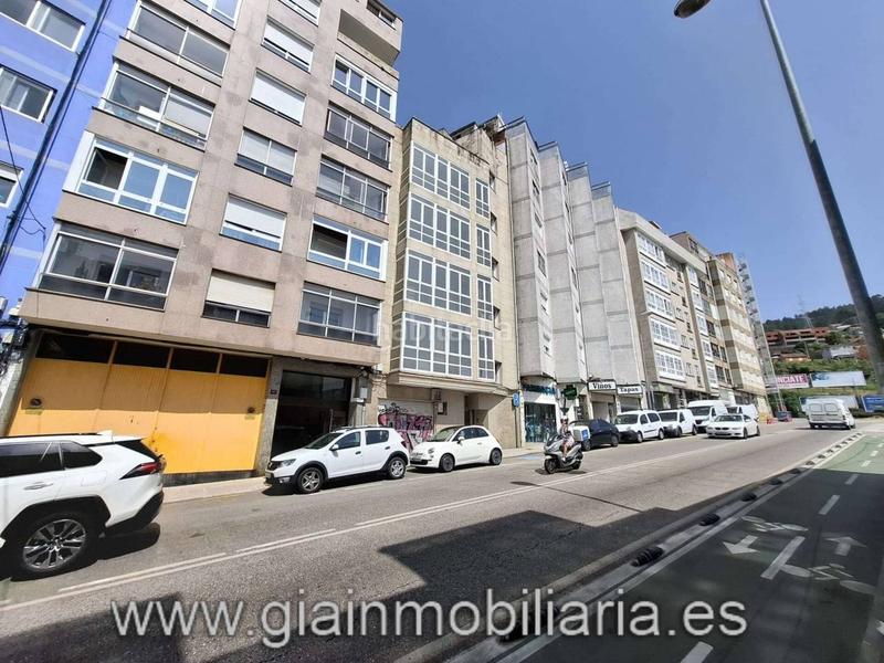 Foto ac2eeba8-0191-4701-9972-2eed48d562d1. Edificio  sin terminar en su interior, con división horizontal !! en Vigo