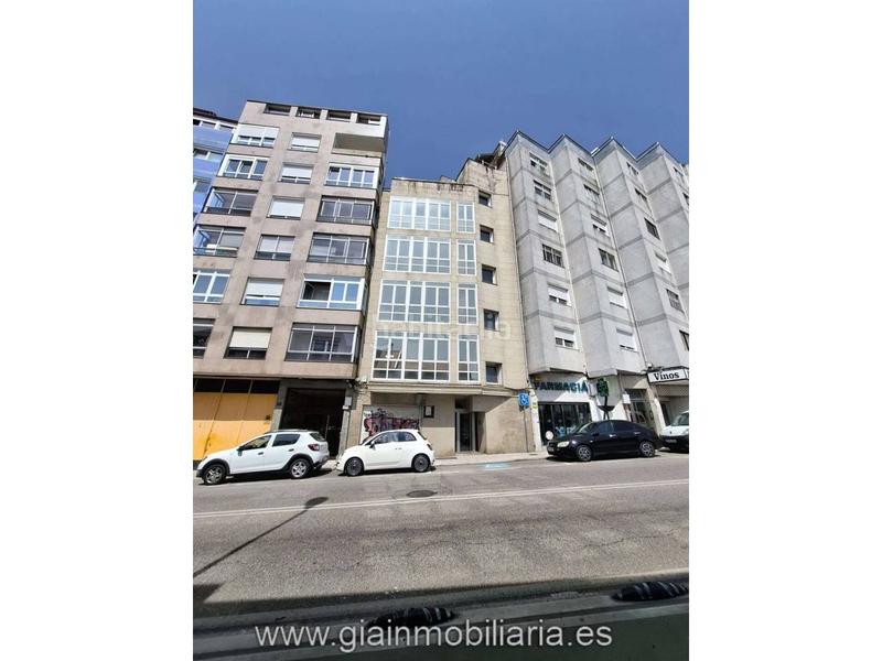 Foto cdee0b0d-41b6-458f-adc8-5747162480cf. Edificio  sin terminar en su interior, con división horizontal !! en Vigo