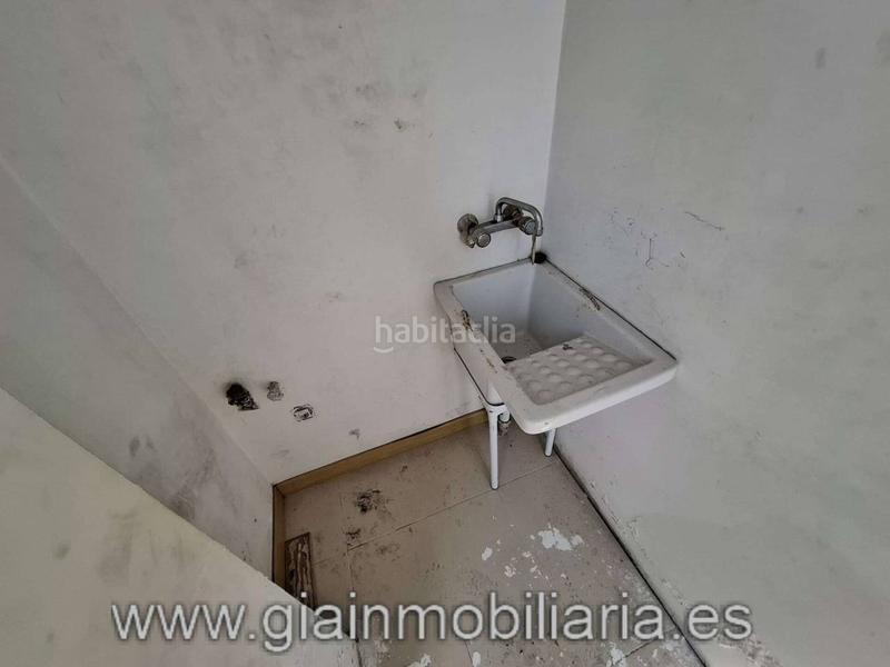 Foto f84a9ddc-8988-43c1-9d5a-359266c0a9b1. Edificio  sin terminar en su interior, con división horizontal !! en Vigo