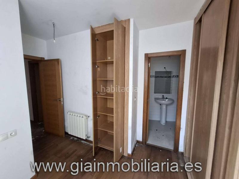 Foto fa9b0b10-041c-4edb-8df6-1944fc7634b4. Edificio  sin terminar en su interior, con división horizontal !! en Vigo