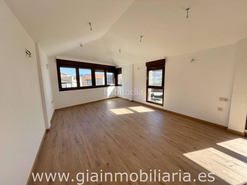 Foto cfc4df14-d51b-4b64-87f2-26409b98a115. Pis a fuente de zeta 11 a Baiona