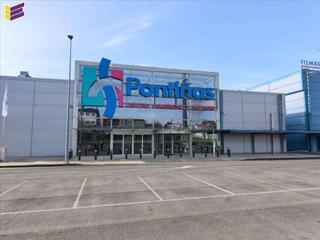 Local commercial à Feira do vento 2. Centro comercial  local acondicionado para cafeteríahostelería !