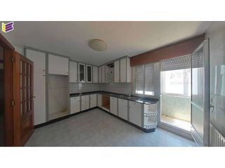 Appartamento in Calle valiña 12. Amplio piso de 4 dormitorios y 2 baños. plaza de garaje !!