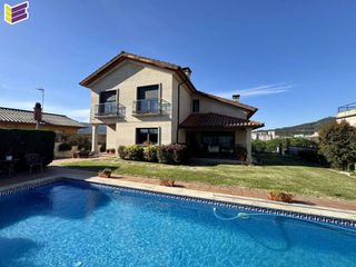 Casa  Calle pontenova. Chalet exclusivo independiente, en zona alta, tranquila, soleada