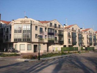 Etagenwohnung in Calle ramón peinador 36. Piso semi nuevo amueblado con garaje y bodega.