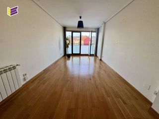Miete Etagenwohnung  Avenida rebullon. Amplio piso de 3 dormitorios con garaje y bodega en puxeiros !!