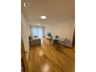 Miete Etagenwohnung  Calle rosalia de castro. Amplio piso de 2 dormitorios y 2 baños. plaza de garaje !!