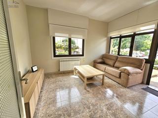 Location Rez-de-chaussée  Calle calle golpa. Bajo con terraza  3 dormitorios con armarios  perillo