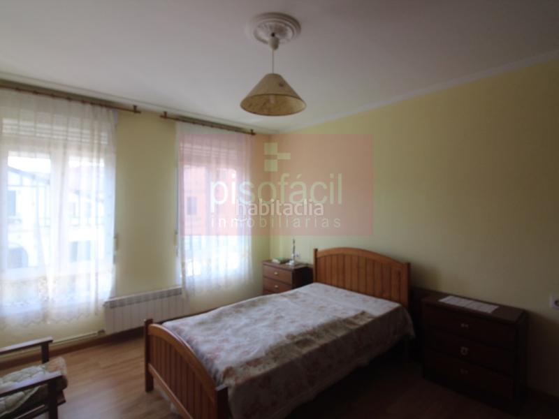 Foto a1af87f8-e569-4a2e-a4bc-49b9a6983bd1. Casa amb aparcament a A Milagrosa Lugo