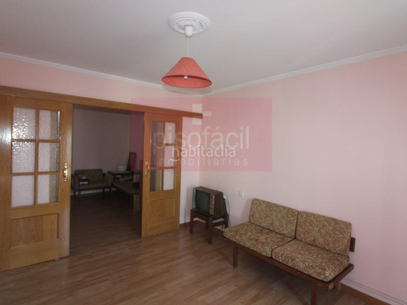 Foto d401c34a-1973-49b3-afcf-c7905beb045d. Casa amb aparcament a A Milagrosa Lugo