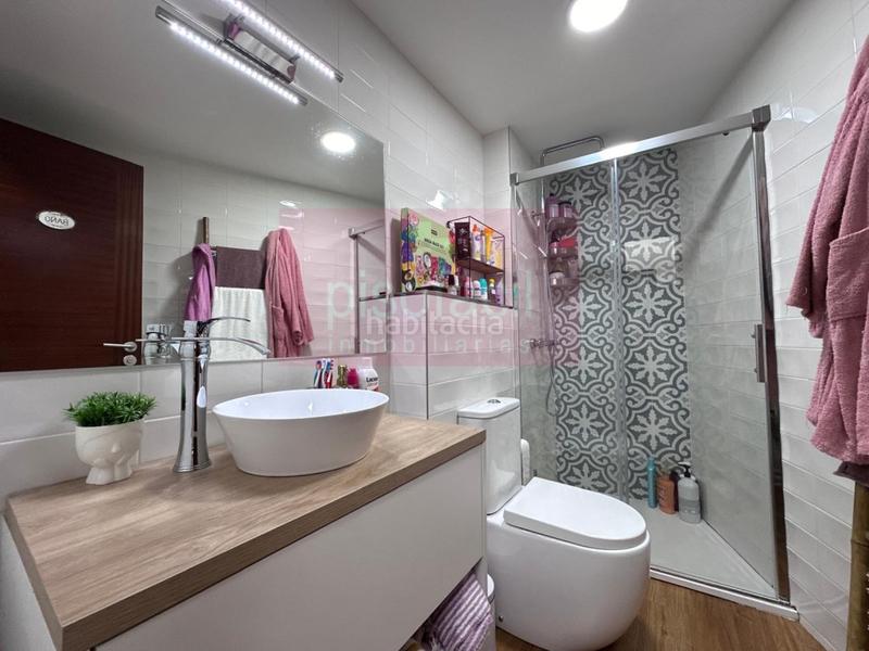 Foto b8e95bd7-c96e-4748-8051-ab812c0e6395. Piso luminoso y soleado piso de tres dormitorios con galería en edificio renovado cerca del centro! en Lugo