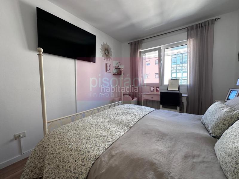 Foto c087aeb1-e55c-42fa-98c0-12f9a6d78e94. Piso luminoso y soleado piso de tres dormitorios con galería en edificio renovado cerca del centro! en Lugo