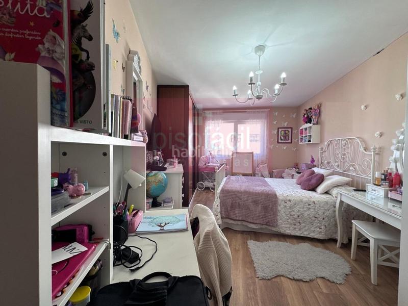 Foto e6742fc9-55cd-496d-9223-a2703a0bb49f. Piso luminoso y soleado piso de tres dormitorios con galería en edificio renovado cerca del centro! en Lugo