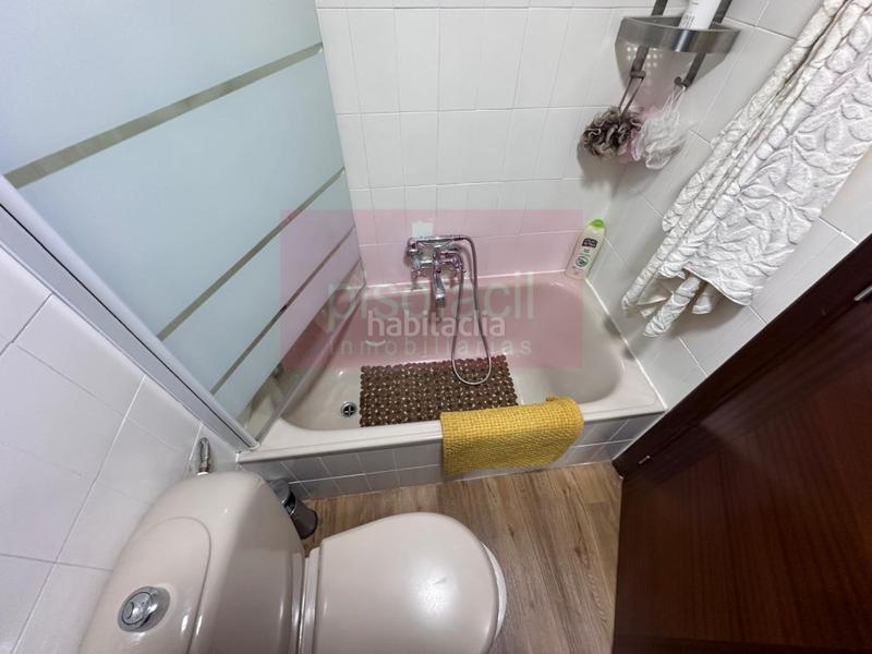 Foto ef11d7d2-d502-4b98-936f-b6df3e78d3b7. Piso luminoso y soleado piso de tres dormitorios con galería en edificio renovado cerca del centro! en Lugo