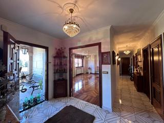 Casa a Parroquias del Oeste. Chalet unifamiliar con seis dormitorios en parcela en las inmedi