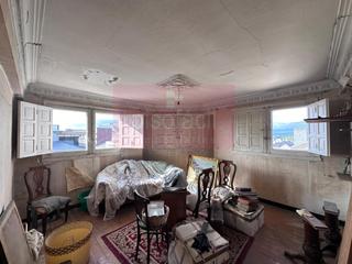 Pis en A Milagrosa. En venta tico de cuatro dormitorios para reforma integral a un