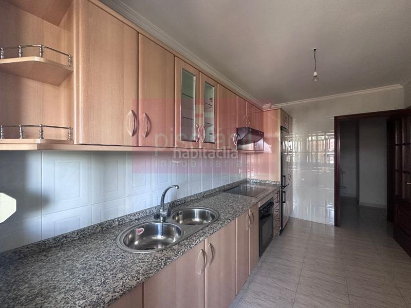 Foto c829d77f-3ae6-4dac-abb5-8635a843e946. Pis amb aparcament a Residencia - Abella Lugo