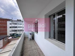 Flat in Residencia - Abella. Vivienda luminosa de cuatro dormitorios con balcónterraza en naz