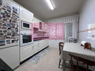 Appartamento in A Milagrosa. Piso de tres dormitorios impecable en rua lopez guntin