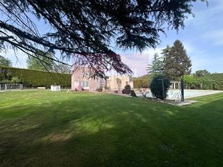 Casa in Guntín. Impresionante vivienda con finca, piscina y múltiples dependenci