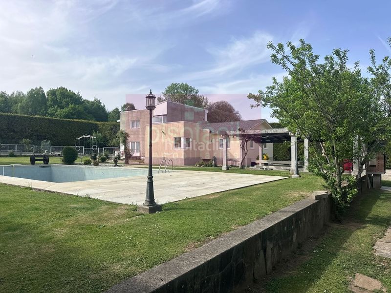 Foto c69b2747-a3e4-4cfb-9a86-ddccd218cf2c. Casa amb aparcament a Guntín