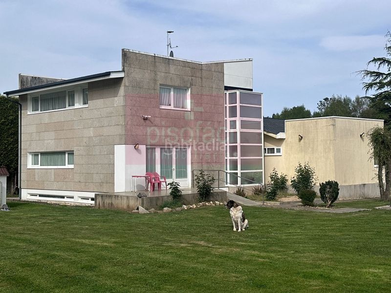 Foto cf4f7fba-3c75-4294-b673-11cc60988d78. Casa amb aparcament a Guntín