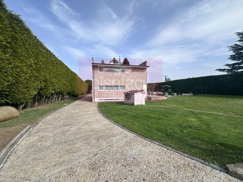 Foto e60ada83-8fde-4249-818c-f4f77334be3d. Casa amb aparcament a Guntín