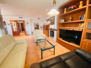 Towny house in Carrer joaquim mir 20b. Amplio chalet con piscina y garaje
