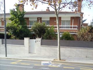 Towny house in Carrer joaquim sunyer 6a. Chalet pareado en vilafortuny