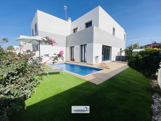 Chalet in Carrer mas de l'aguiló 26. Espectacular chalet esquinero con piscina privada