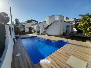 Xalet a Carrer de guatemala 10. Chalet individual esquinero con piscina privada