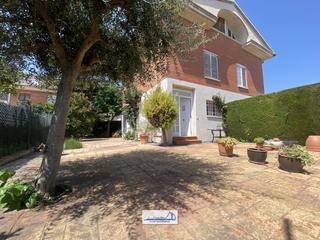 Casa aparellada a Carrer de sant llorenç 23. Chalet pareado a un paso de la playa