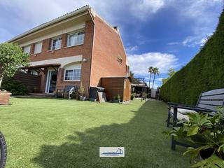Semi detached house in Carrer dels germans vallmitjana 25. Chalet esquinero con piscina y parking